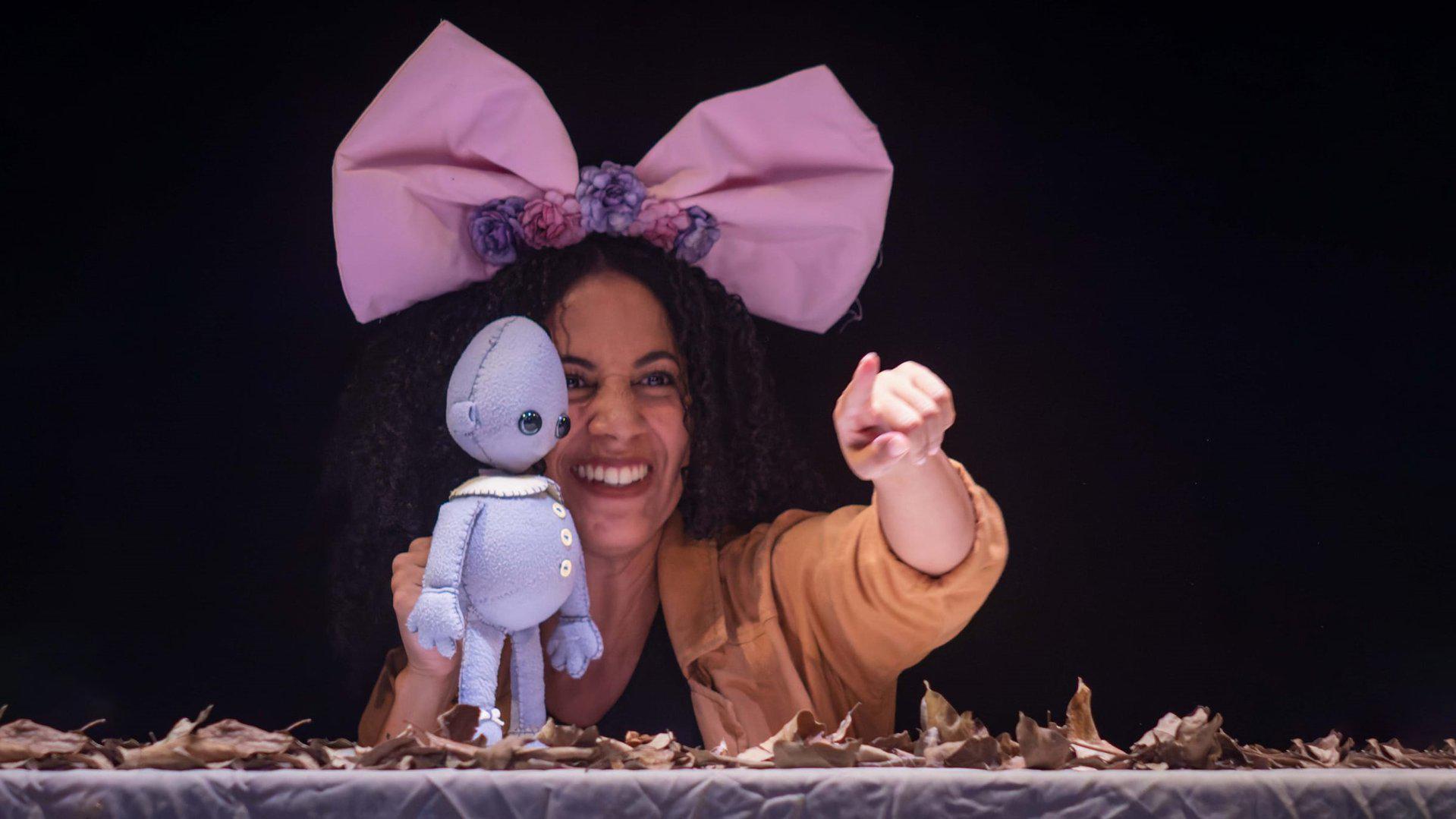 Bibliothèque avec des marionnettes